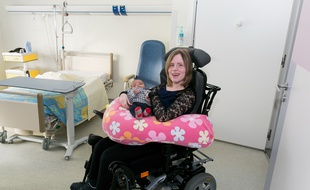 Une jeune maman qui a bénéficié de la chambre adaptée du service de maternité de la clinique Sainte Anne.
