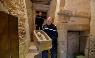Patrick Chabrol, colonel de la gendarmerie vient chercher les ossements du squelette "Ernest" au manoir de Saint-Pierre-de-Frugie, le 15 février 2016