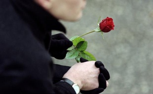 Le 17e anniversaire de la mort du premier président socialiste de la Ve République, François Mitterrand, a été célébré mardi à Jarnac (Charente) en présence de la ministre de lÉcologie, Delphine Batho.