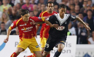 Le Lensois Kovacevic (à g.) à la lutte avec le Bordelais Chamakh, le 9 août 2009, lors de la 1re journée de L1.