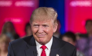 Le favori des primaires républicaines pour la présidentielle américaine Donald Trump, lors d'une interview pour la chaîne MSNBC, à l'université du Wisconsin, le 30 mars 2016