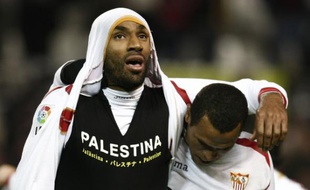 L'attaquant du FC Séville, Frédéric Kanouté exhibe un t-shirt pro-palestinien lors de la rencontre de coupe d'Espagne contre le Deportivo La Corogne, le 8 janvier 2009.