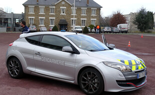 Un exemple de véhicule saisi et transformé par la gendarmerie nationale qui l'utilise au quotidien. Ici une Megane RS.