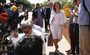 La ministre canadienne Chrystia Freeland arrive devant les journalistes, avec le sac contenant les précieux et bienvenus sorbets, le 30 août 2018 à Washington.