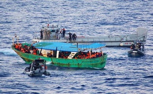 Une image de la Marine militaire italienne prise au cours d'une opération de sauvetage de migrants au large de la Sicile le 30 octobre 2013