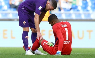 Le milieu de la Fiorentina Jordan Veretout et le gardien Alban Lafont, lors d'un match de Serie A sur la pelouse de la Lazio Rome, le 7 octobre 2018.