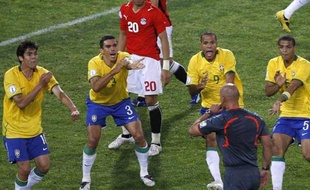Lors du match contre l'Egypte à la Coupe des Confédérations, les Brésiliens réclament une main. L'arbitre met 3 minutes à leur accorder pénalty. Avec la vidéo?