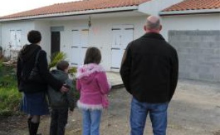 La nature a repris ses droits dans les lotissements sinistrés de La Faute-sur-Mer, qui sont aujourd'hui désertés.