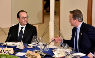 Photo distribuée par le ministère japonais des Affaires étrangères du président français François Hollande (gà et du Premier ministre britannique David Cameron à Shima, au Japon en marge du sommet du G7