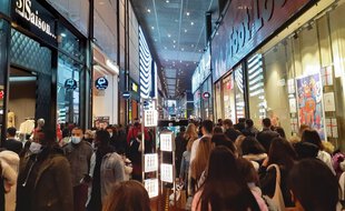 Les allées bondées d'Euralille au 1er jour des soldes d'hiver.