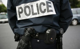 Un policier de 24 ans, qui venait de terminer son service mardi à 5H00 du matin et s'était arrêté dans une station-service à Nice, a été violemment agressé par cinq hommes ivres qui l'ont roué de coups et projeté à travers la vitrine d'un salon de coiffure, a indiqué la police.