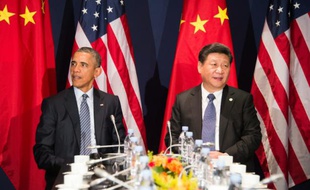 Le président américain Barack Obama (g) et son homologue chinois, Xi Jinging, le 30 novembre 2015 au lancement de la COP21, au Bourget, près de Paris