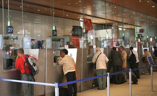 Guichets SNCF à la gare du Nord, en septembre 2006.