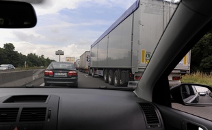 Illustration. Camions sur l'autoroute en Alsace, le 16 06 2008
