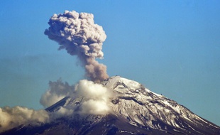 Un volcan en éruption (illustration).