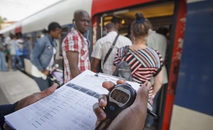 La nouvelle desserte sur la ligne B du RER permet aux voyageurs de bénéficier d'un train toutes les 3 minutes entre Paris et Aulnay, comme ici à la station Courneuve-Aubervilliers, le 2 septembre 2013