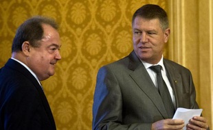 Le président roumain Klaus Iohannis (à D) au Parlement, le 18 novembre 2014, à Bucarest