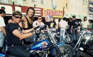 Johnny Hallyday sur sa Harley-Davidson à Saint-Tropez en 1990.