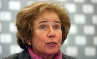 La "chasseuse de nazis" Beate Klarsfeld, 73 ans, a été choisie lundi par Die Linke comme candidate à la présidence de l'Allemagne, a annoncé cette formation d'extrême gauche, l'intéressée qualifiant cette décision d'"honneur".