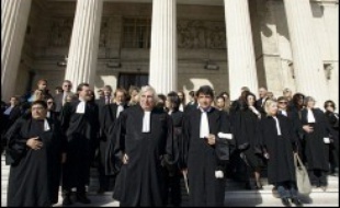 Les avocats de France, à l'exception des Parisiens, sont invités à cesser toute activité jeudi afin de contraindre le gouvernement à revaloriser l'indemnisation que leur verse l'Etat pour défendre les clients à faibles ressources qui touchent l'aide juridictionnelle.