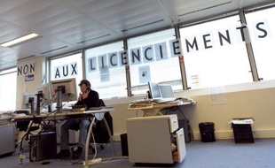 Le Tribunal de commerce de Paris a annoncé lundi la reprise du quotidien La Tribune par le tandem France Economie Régions (FER) et Hi-Media, qui propose de garder 50 des 165 salariés, dont 31 journalistes, avec une déclinaison hebdomadaire du journal.