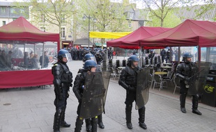Les forces de l'ordre encerclent la place Sainte-Anne le 3 mai lors d'une manifestation.