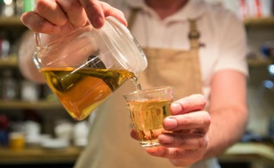 Le tenancier de bar Mike Haggerton sert une tasse de thé Dalreoch Highland à Habitat Cafe à Aberfeldy, en Ecosse, le 4 février 2016