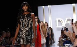 Naomi Campbell défile pour Diane von Furstenburg, à New York, le 8 septembre 2013.