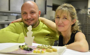 Le chef du Martinez Christian Sinicropi en compagnie de la romancière Sylvie Bourgeois, le 23 mai 2013 à Cannes (Alpes-Maritimes).