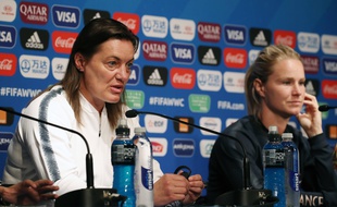 La sélectionneuse Corinne Diacre et la capitaine de l'équipe de France Amandine Henry en conférence de presse au Parc des princes le 6 juin 2019.