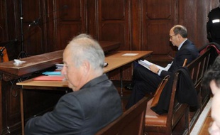 Patrice de Maistre et Eric Woerth pendant l'audience de leur procès au tribunal de Bordeaux, le 23 mars 2015