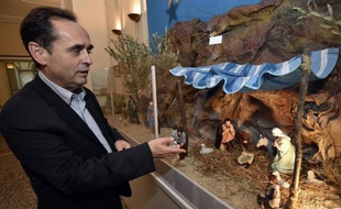 Le maire FN de Béziers Robert Ménard montre la crèche installée dans le hall de la mairie le 5 décembre 2014