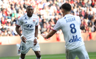 Karl Toko Ekambi est ici félicité par Houssem Aouar, après avoir marqué dimanche en Ligue 1 à Nice (2-1). VALERY HACHE