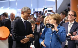 Le président américain Barack Obama, et la chancelière allemande Angela Merkel, testent un appareil à la foire industrielle de Hanovre en Allemagne, le 25 avril 2016
