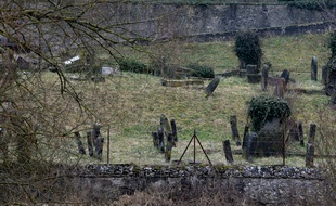L’entrée du cimetière juif profané Sarre Union. le 16 février 2015.