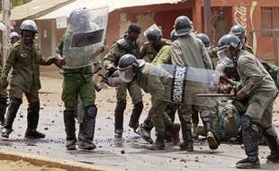 Forces de l'ordre à Conakry le 20 avril 2015.