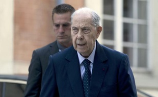 Charles Pasqua à son arrivée au palais de justice le 18 mai 2015 à Versailles