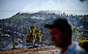 Les feux de forêt au Portugal sont repartis mercredi après-midi, après une brève accalmie dans la matinée, mobilisant plus de 1.100 pompiers dans le nord et le centre du territoire, selon la protection civile.