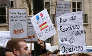 Des manifestants de planning familial devant l'ambassade d'Espagne à Paris, le 27 décembre 2013 contre le projet de loi modifiant le droit à l'avortement