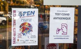 Des tests antigéniques dans une pharmacie de Gustavia, sur l’île de Saint-Barthélemy, le 1er août 2021.