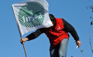 Une centaine d'agriculteurs ont participé mardi au "réveil du préfet", de 06H00 à 08H00, devant la préfecture, à La Roche-sur-Yon