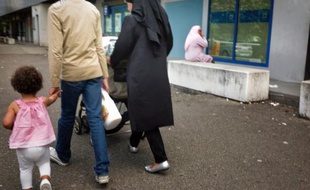 La proposition de loi UMP initiée par Eric Ciotti sur la neutralité religieuse dans les entreprises et les associations a été rejetée mercredi en commission à l'Assemblée nationale, selon une source parlementaire.