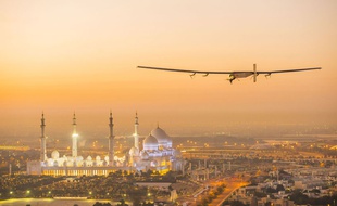 Solar Impulse vole au-dessus d'Abu Dhabi le 26 février 2015.