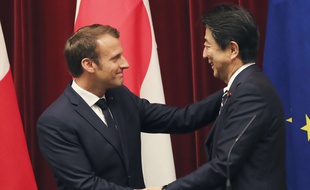 Emmanuel Macron et le Premier ministre japonais Shinzo Abe à Tokyo, le 26 juin 2019.