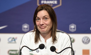Corinne Diacre en conférence de presse lors du premier jour de stage de préparation de l'équipe de France féminine pour le Mondial, le 8 mai 2019 à Perros-Guirec.
