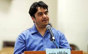 Le journaliste Rouhollah Zam lors de son procès, le 2 juin 2020.