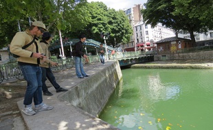 Ils étaient quatre ce mercredi midi à pêcher le long du canal Saint-Martin. Juste le temps de la pause midi. Une autre façon de vivre Paris.