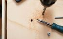 Les pros sont formels : il suffit de ce geste simple pour ne plus jamais fendre le bois en bricolant