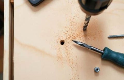 Les pros sont formels : il suffit de ce geste simple pour ne plus jamais fendre le bois en bricolant