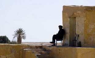 Trois coopérants européens enlevés en Algérie dans un secteur contrôlé par le Front Polisario sont en vie et détenus par Al Qaïda au Maghreb islamique (Aqmi), selon un médiateur, confirmant l'ampleur de l'implantation de ce mouvement en Afrique de l'Ouest.
